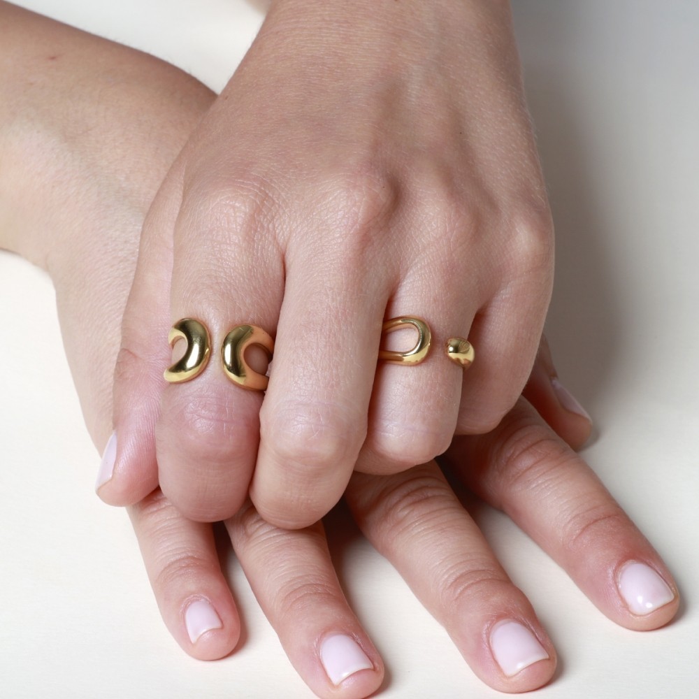 ANILLO ABIERTO ONDULADO EN ACERO BAÑADO EN ORO 18K