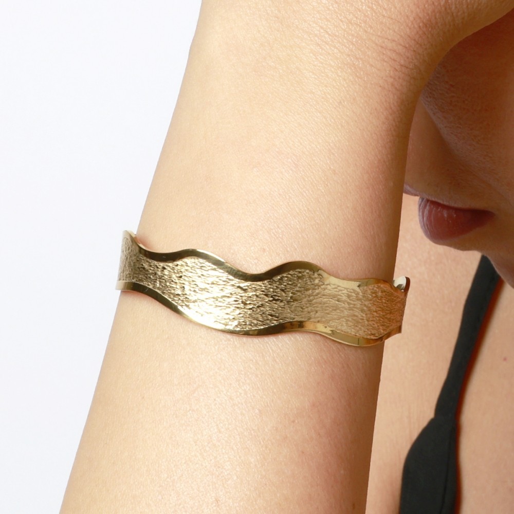 Pulsera Esclava de Acero ondulado con superficie mate rugosa y delinea